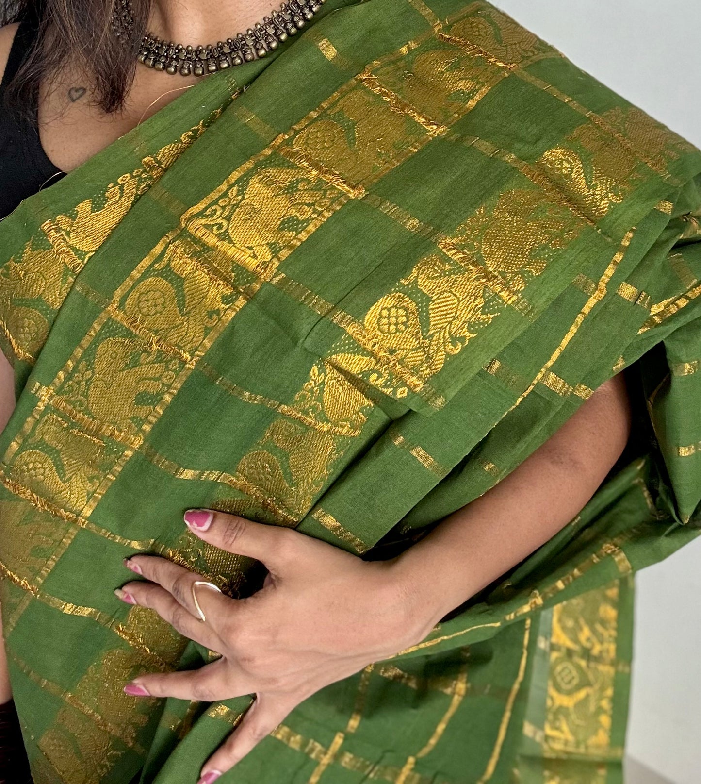 Green kattam with motif double border, kattuchayam dyed madurai cotton saree - YCCOTNMSAP176