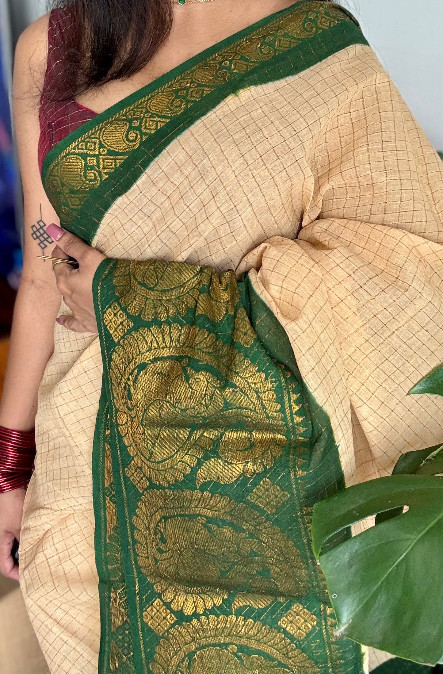Ivory with green contrast zari checkered wide border sungudi, kattuchayam dyed madurai cotton - YCIEON91