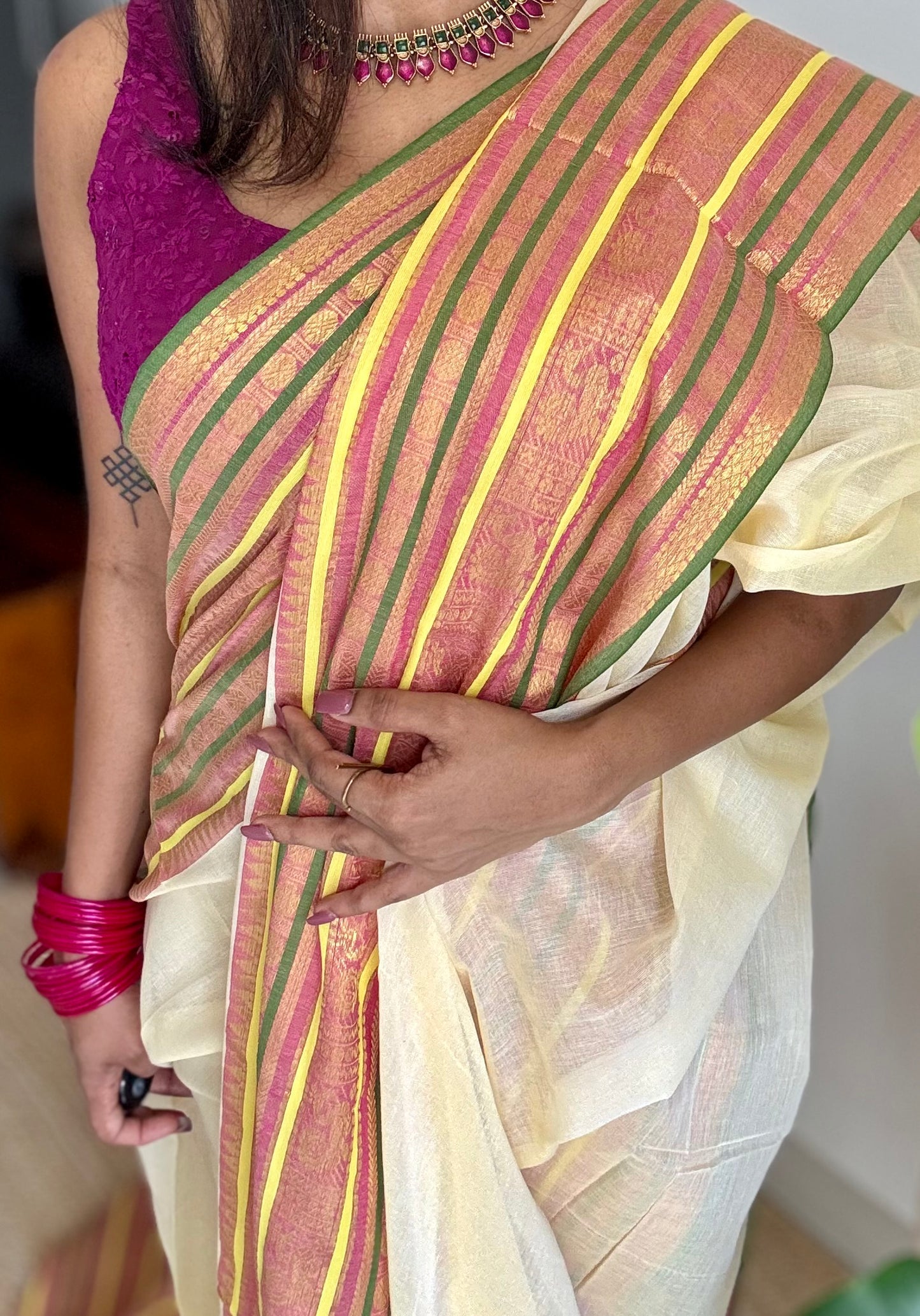 Cream mul saree, multicoloured wide kanchi border - YCIEON12