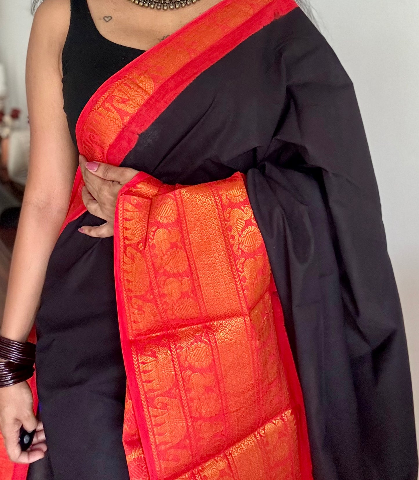 Black long border sungudi saree with chilli red contrast, kattuchayam dyed madurai cotton - YCCOTNMA252