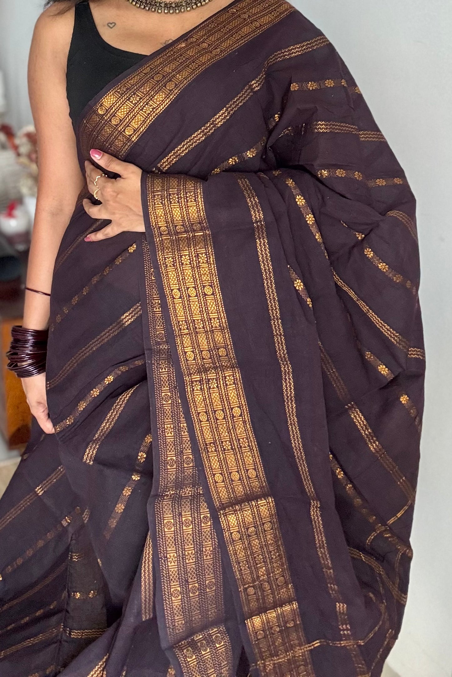 Purple brown floral patterned velthaari, kattuchayam dyed madurai cotton saree  - YCCOTNMSAP216