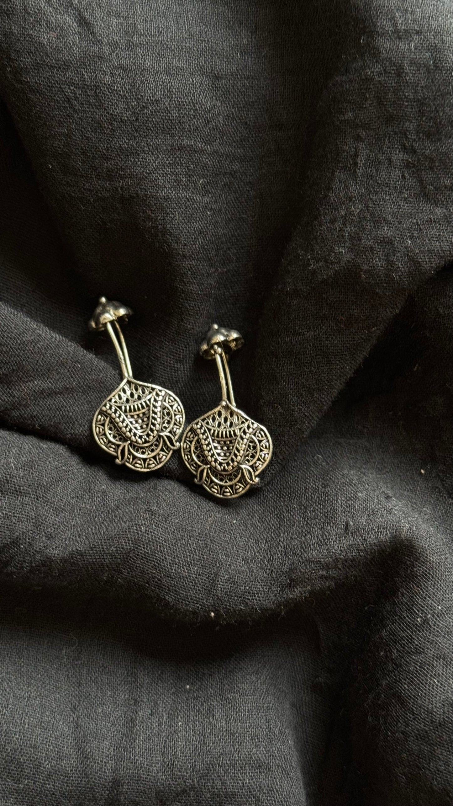 Bugadi clip-on (non pierced), oxidised silver - YCOSEBU536
