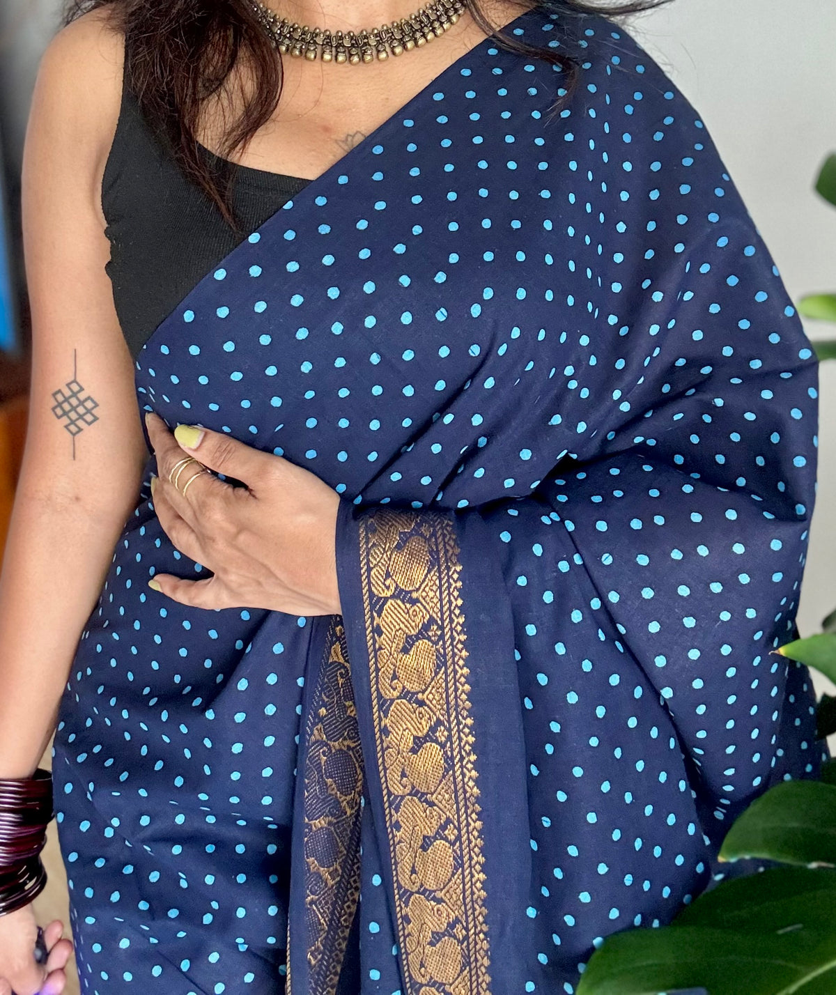Dark blue sungudi dotted, single-side border, kattuchayam dyed madurai cotton saree - YCCOTNMSSE08