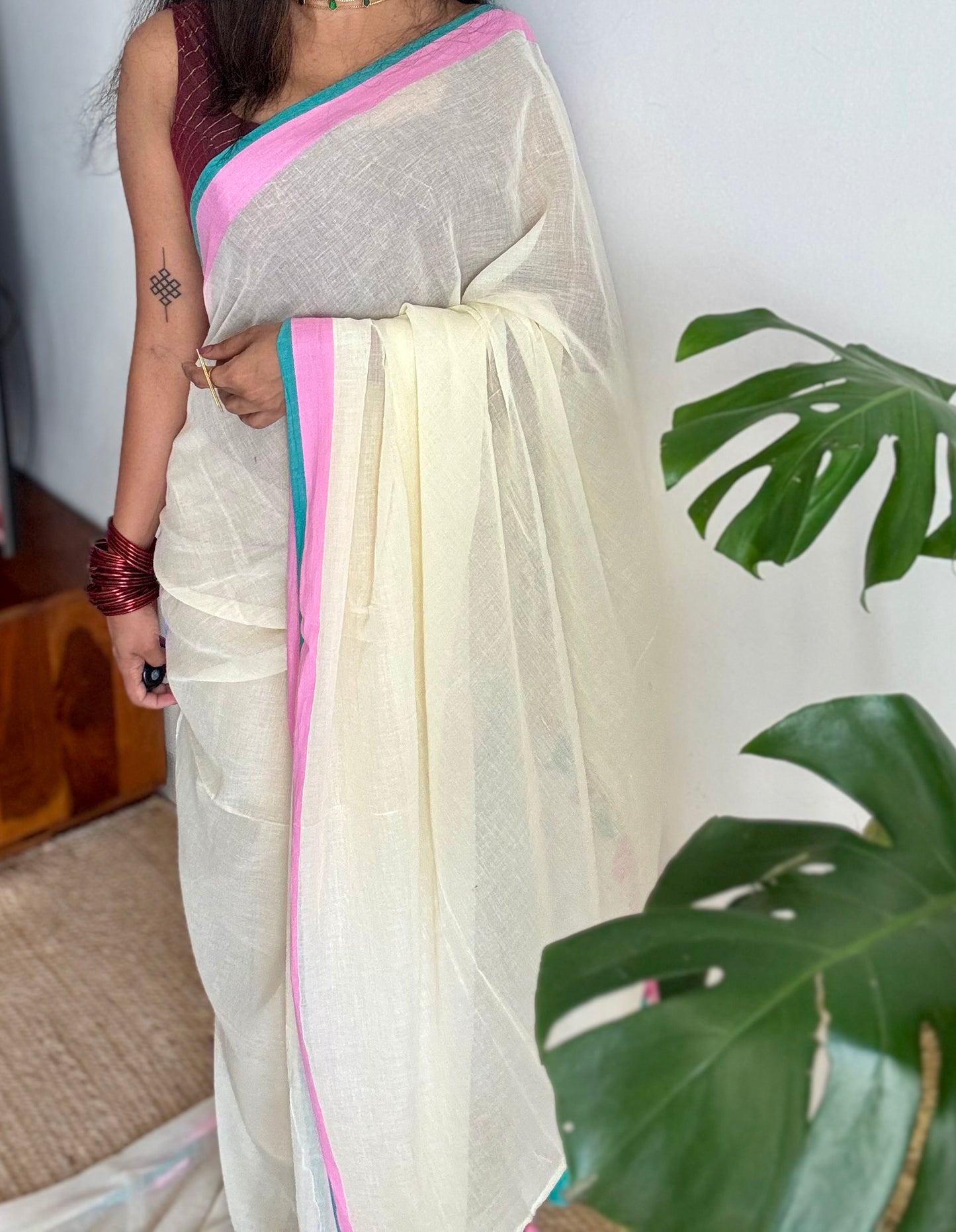 Ivory mul saree, pink and dark cyan border - YCIEON09