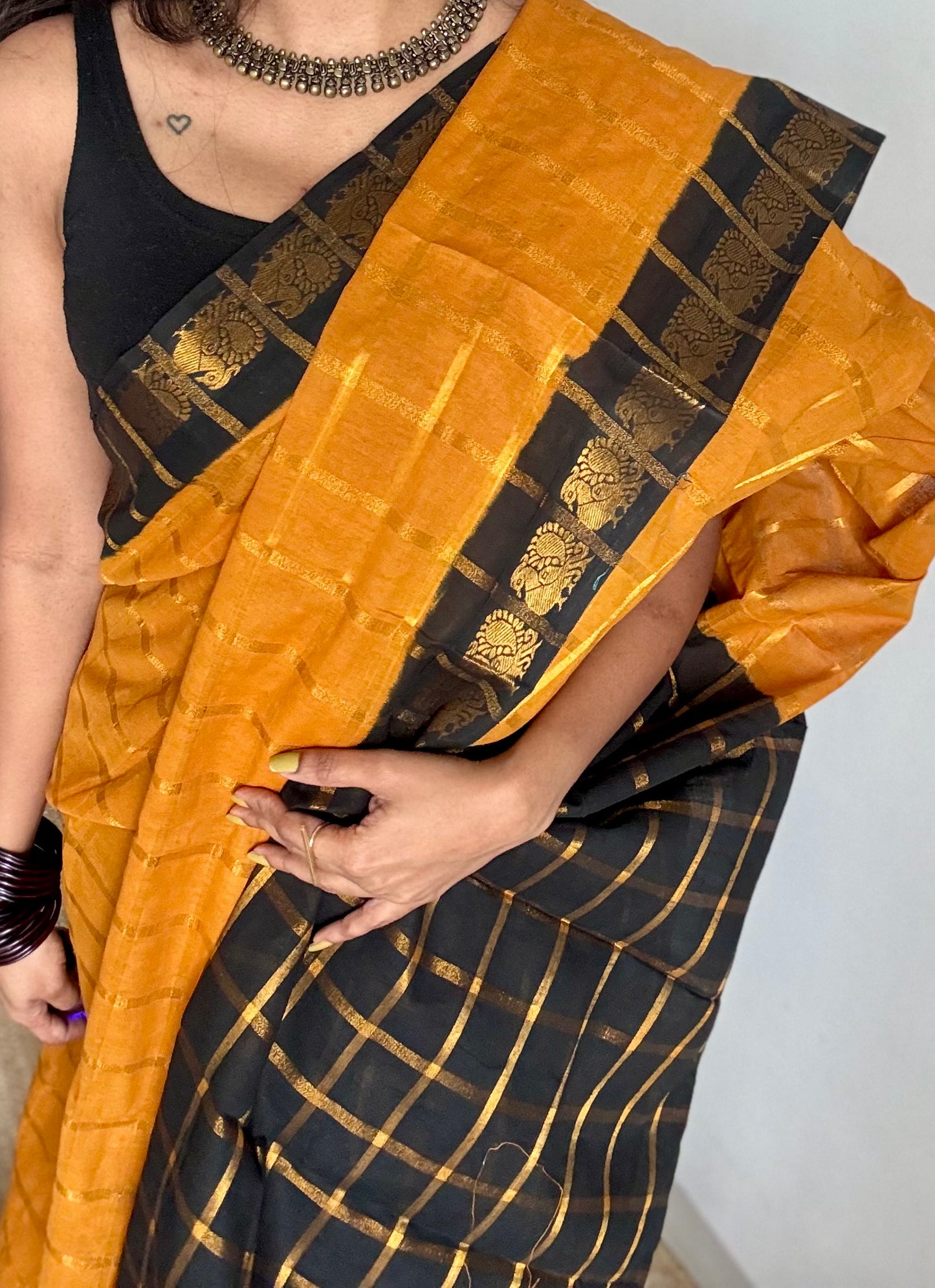 Turmeric yellow with black pavithra kattam sungudi, madurai cotton - YCCOTNSUDE75
