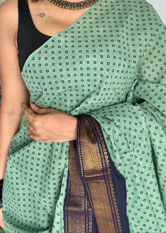 Pista green with navy blue, kattuchayam dyed madurai sungudi cotton saree - YCCOTNMSFE02