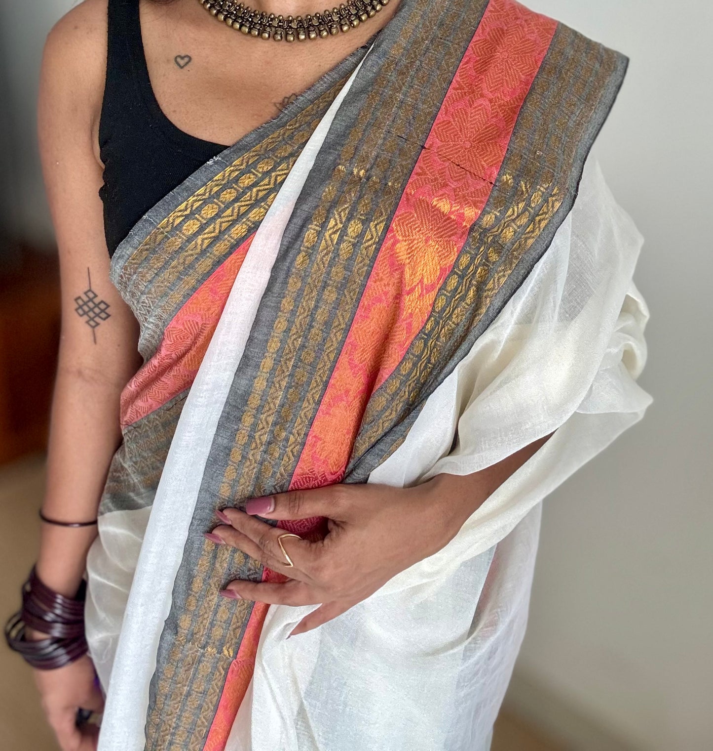 Ivory mul saree, dark grey and red kanchi border - YCIEON154