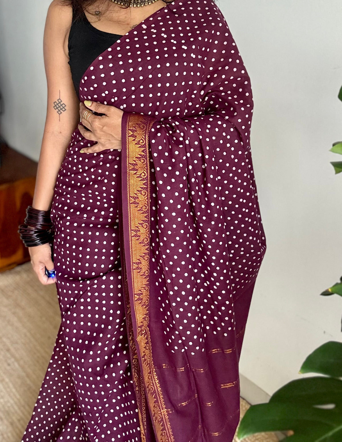 Grape wine sungudi dotted, single-side border, kattuchayam dyed madurai cotton saree - YCCOTNMSSE03
