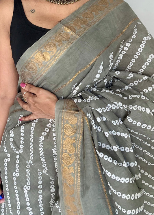 Light grey wax dot printed sungudi, kattuchayam dyed madurai cotton - YCCOTNMSAP157