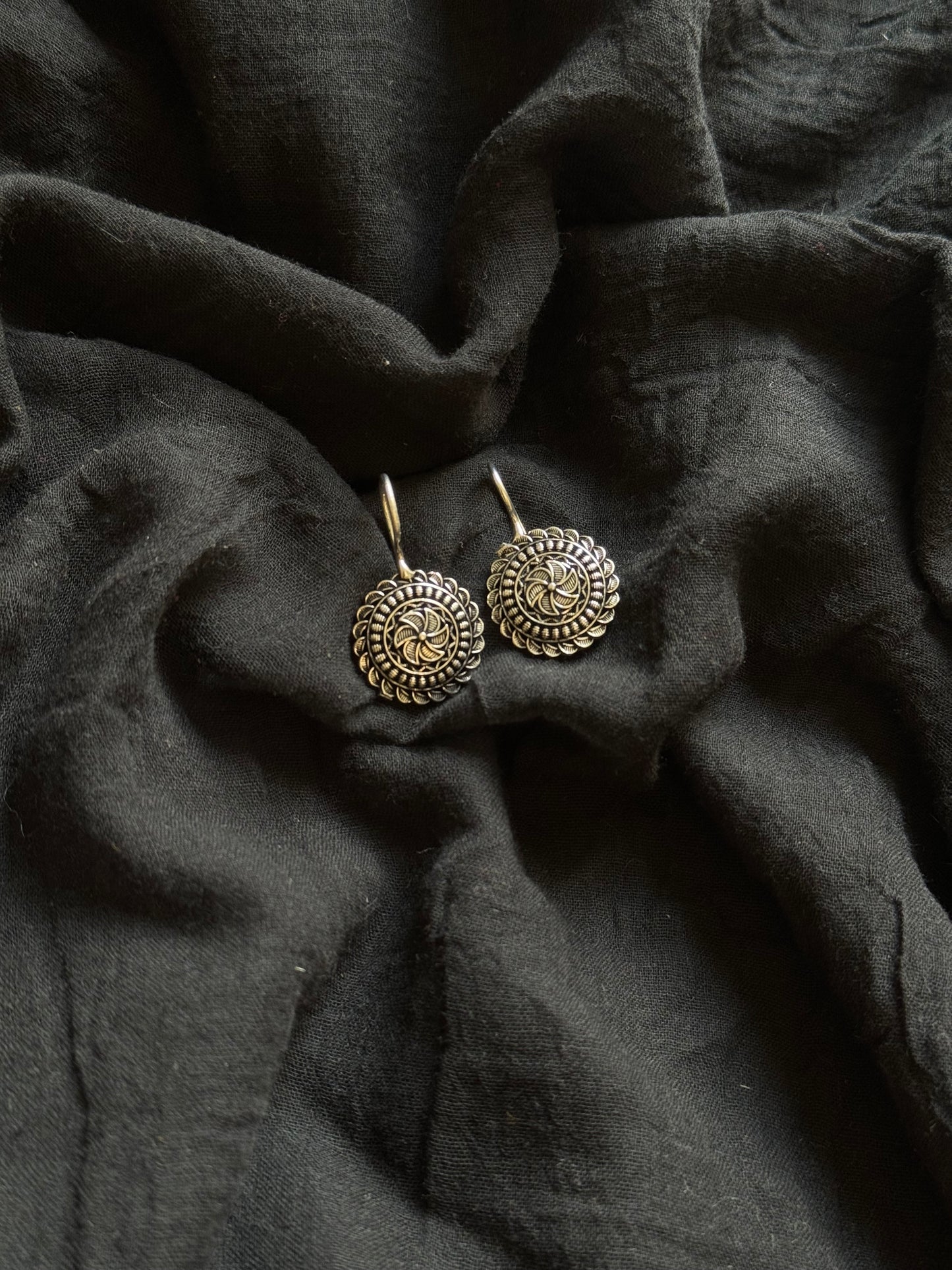 Bugadi clip-on (non pierced), oxidised silver - YCOSEBU539