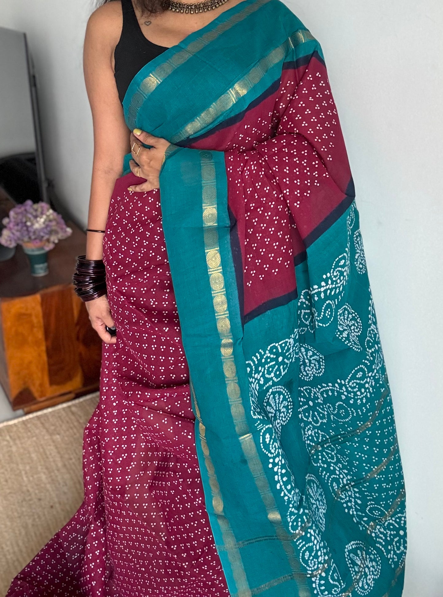 Reddish pink with dark turquoise contrast border, kattuchayam dyed madurai sungudi cotton saree - YCCOTNMSFE81