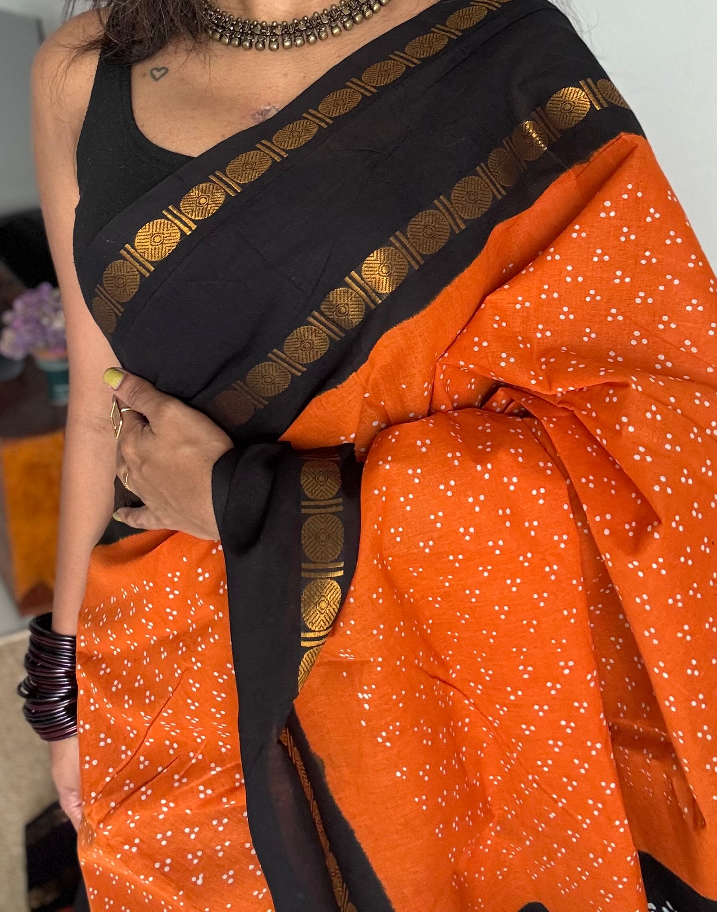 Orange with black contrast border, kattuchayam dyed madurai sungudi cotton saree - YCCOTNMSFE83
