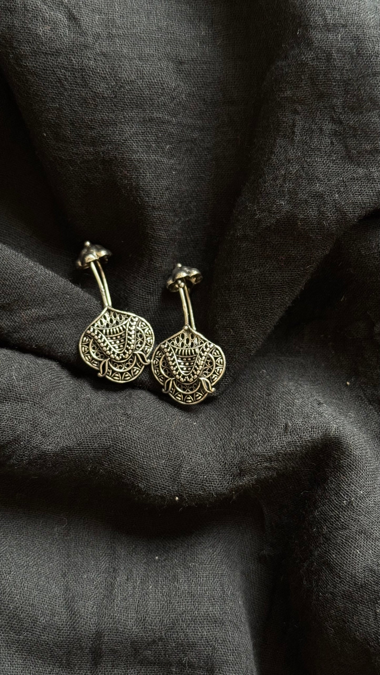 Bugadi clip-on (non pierced), oxidised silver - YCOSEBU536