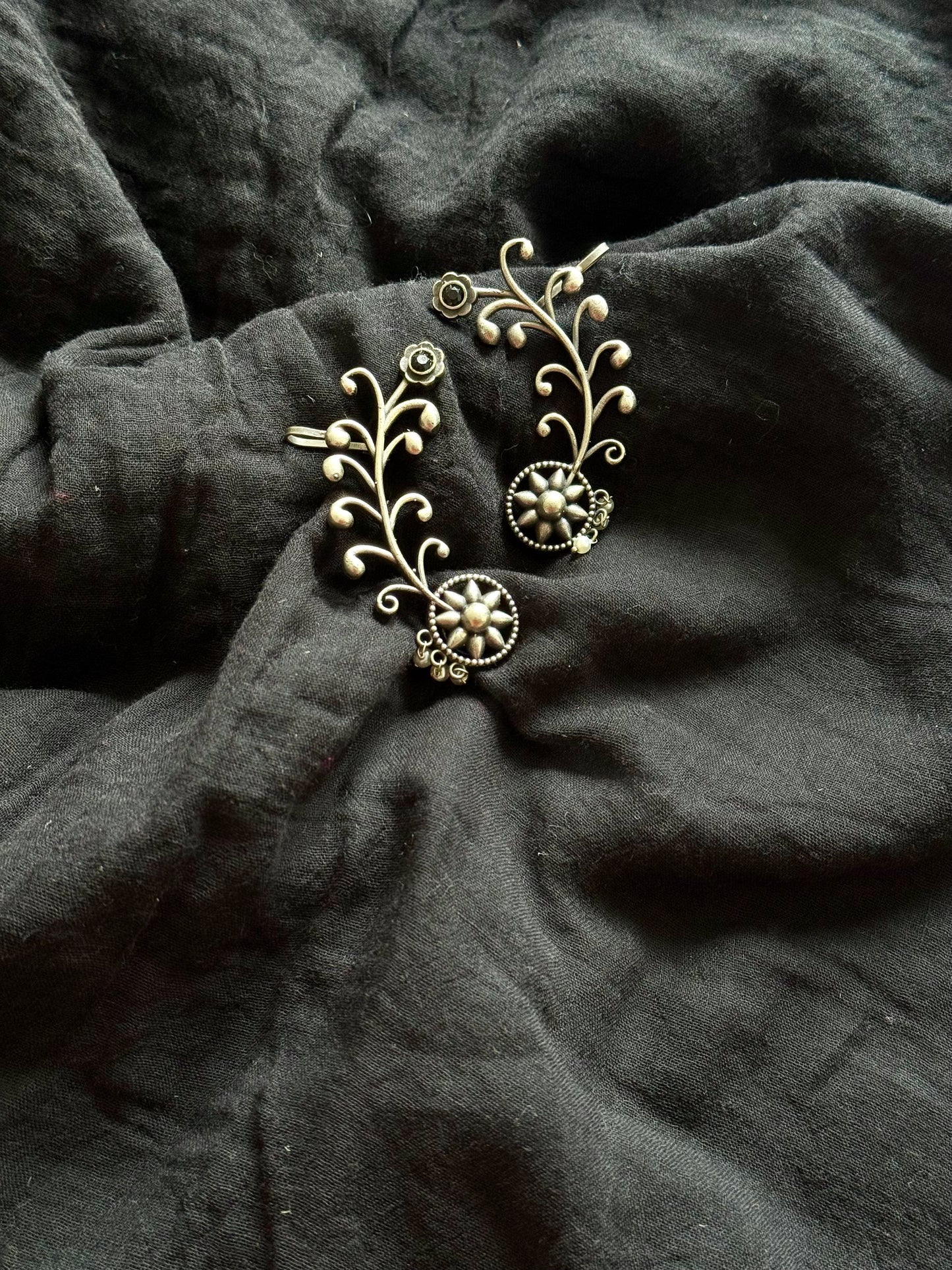 Oxidised silver, floral patterned earcuff, black stone - YCOSEC580