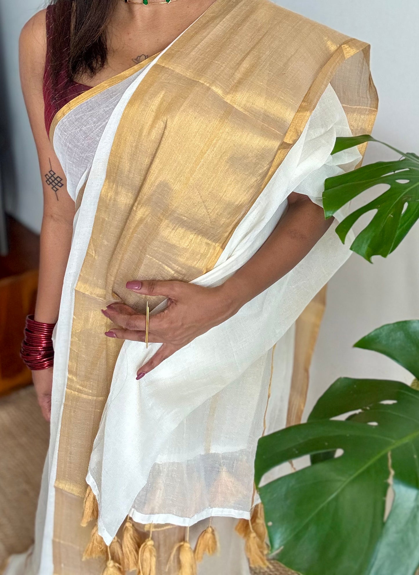 Ivory mul saree, wide gold zari border - YCIEON39