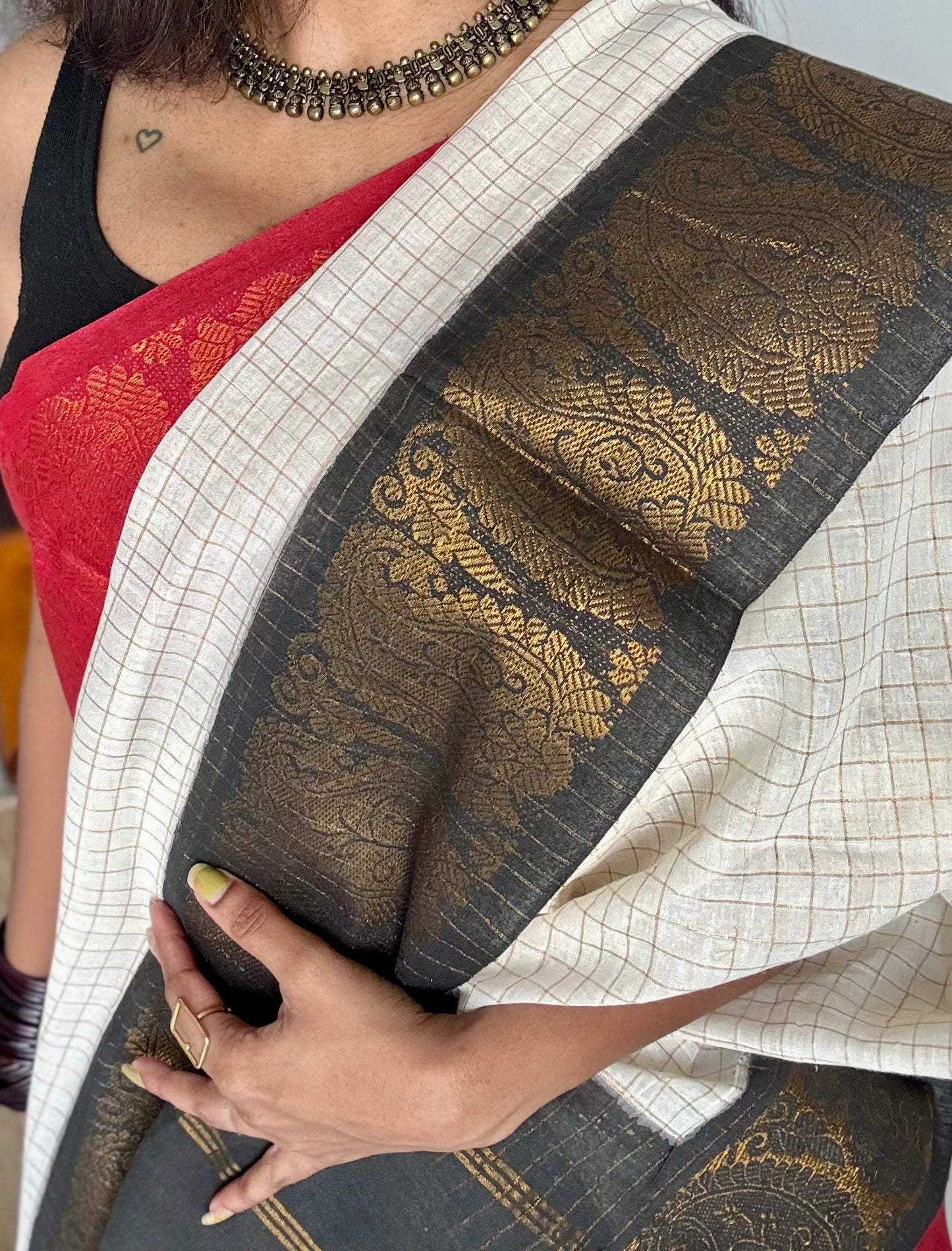 Sungudi cotton checks, ivory gold base, red and black dual tone flower paisley border, soft cotton - YCCOTNGJJA165