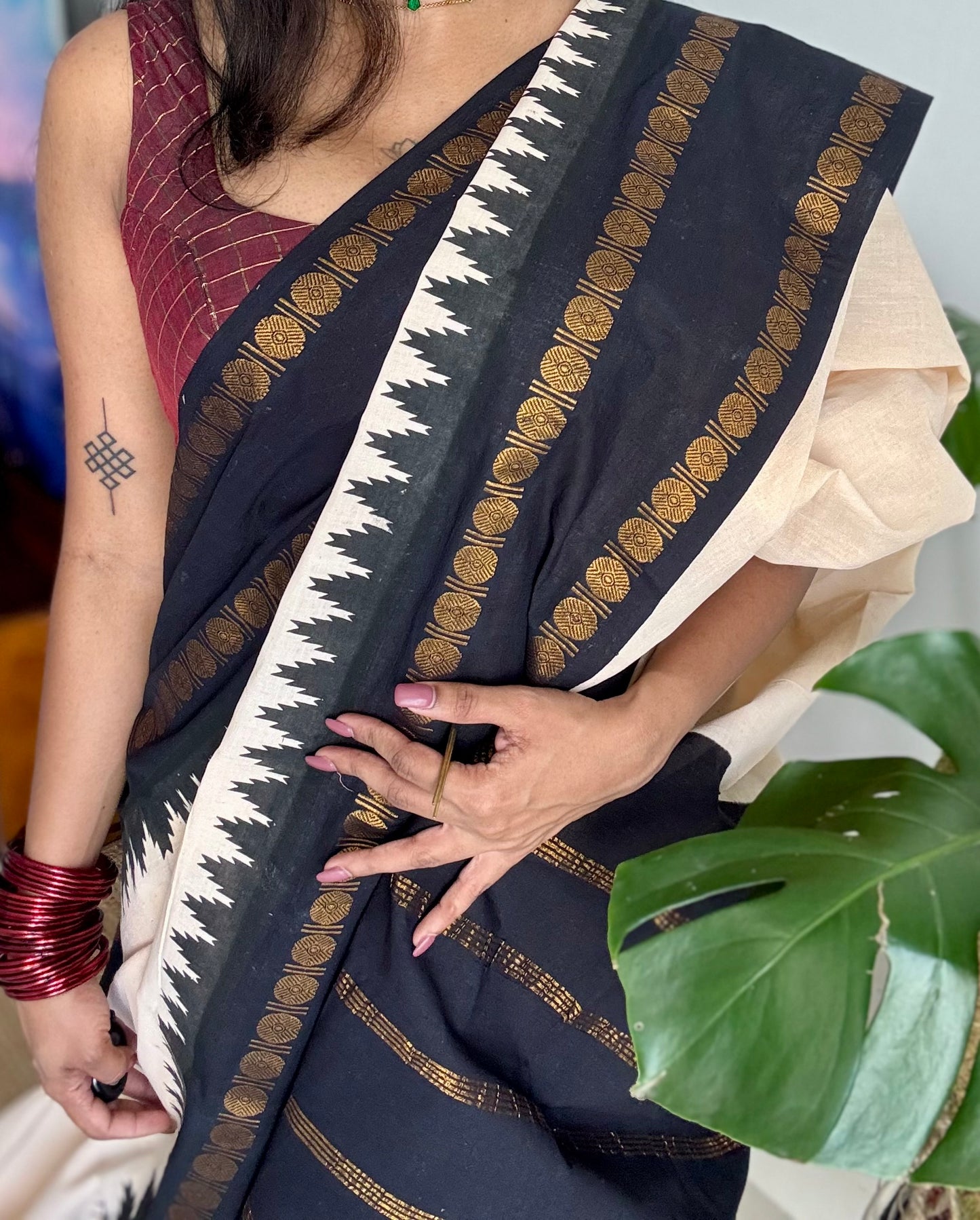 Ivory with black contrast sungudi, kattuchayam dyed madurai cotton - YCIEON98