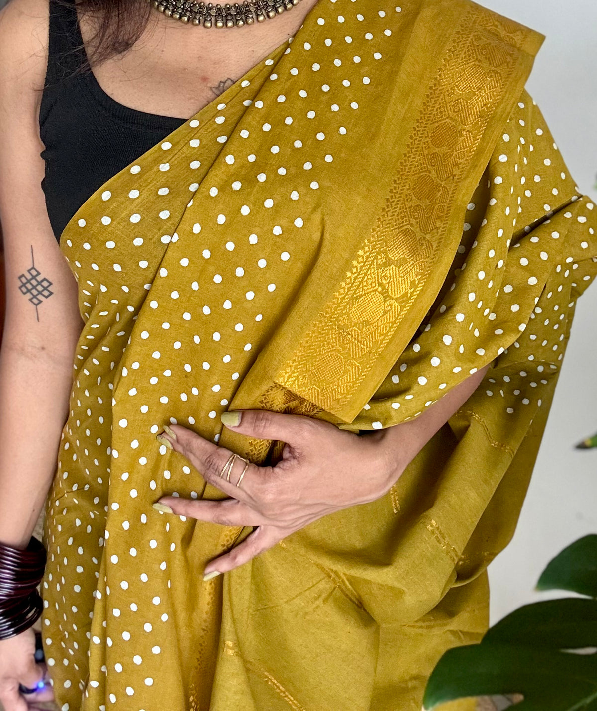 Mehendi green sungudi dotted, single-side border, kattuchayam dyed madurai cotton saree - YCCOTNMSSE07