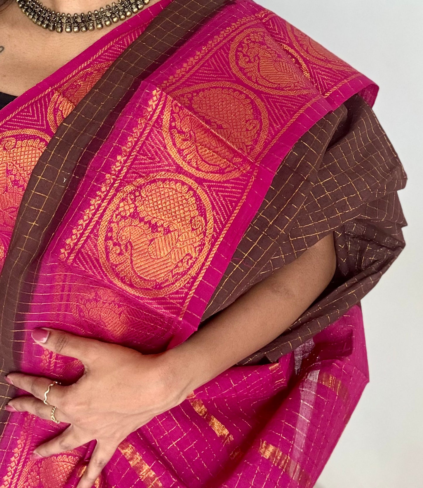 Brown with hot pink contrast zari checkered sungudi, kattuchayam dyed madurai cotton - YCCOTNMSAP170