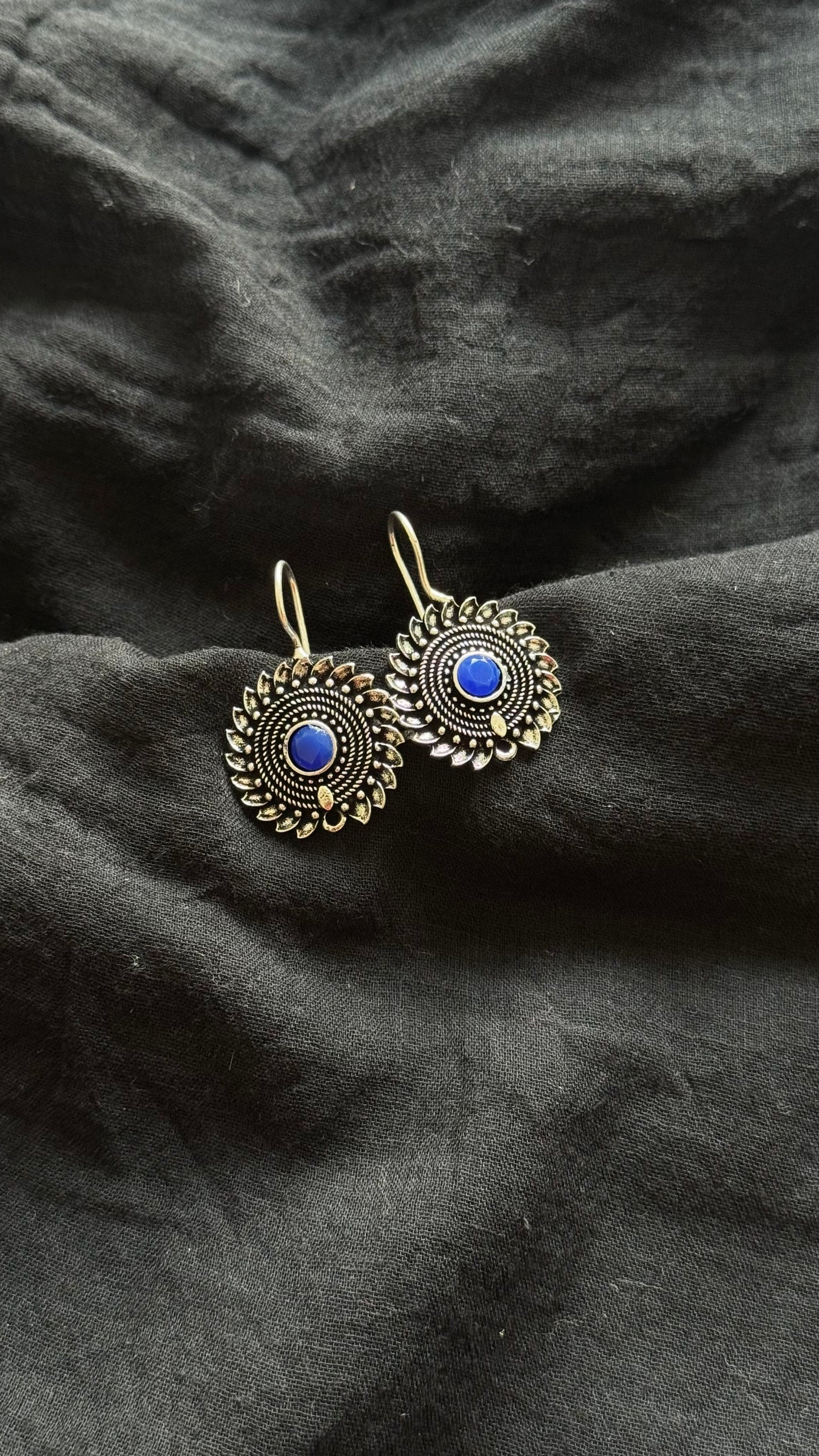Bugadi clip-on (non pierced), blue stone, oxidised silver - YCOSBU717