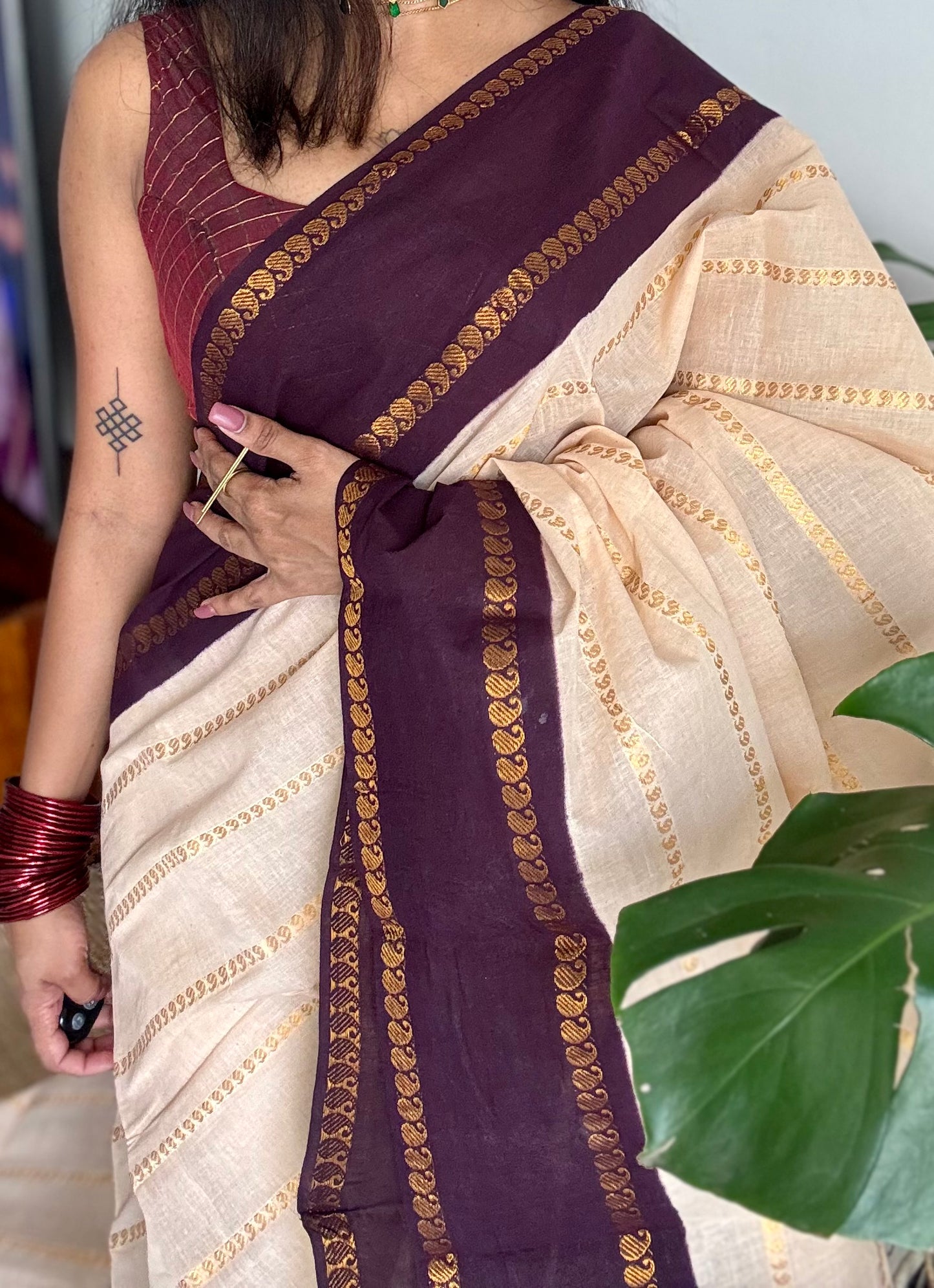 Ivory with purple brown contrast paisley sungudi, kattuchayam dyed madurai cotton - YCIEON90
