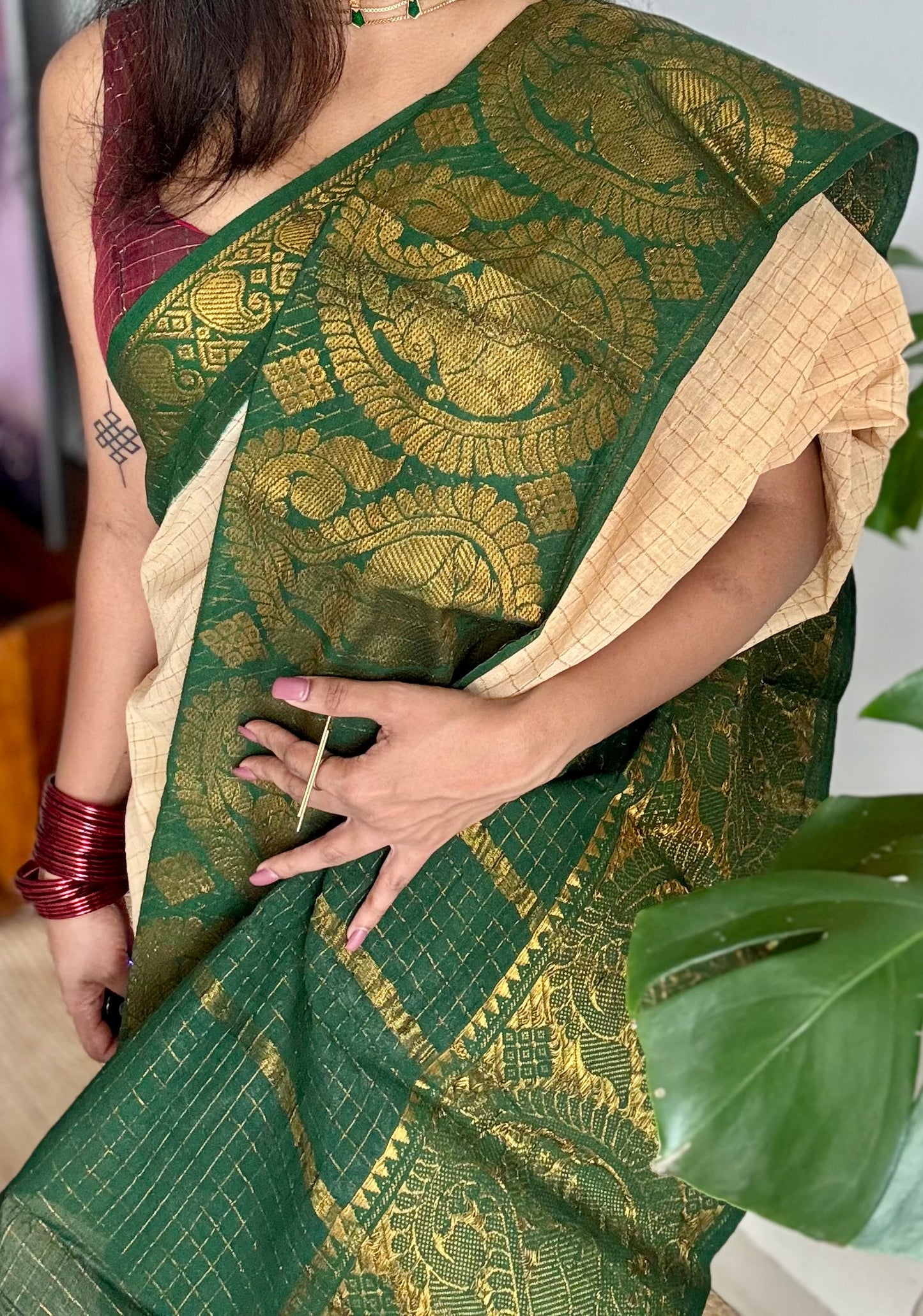 Ivory with green contrast zari checkered wide border sungudi, kattuchayam dyed madurai cotton - YCIEON91