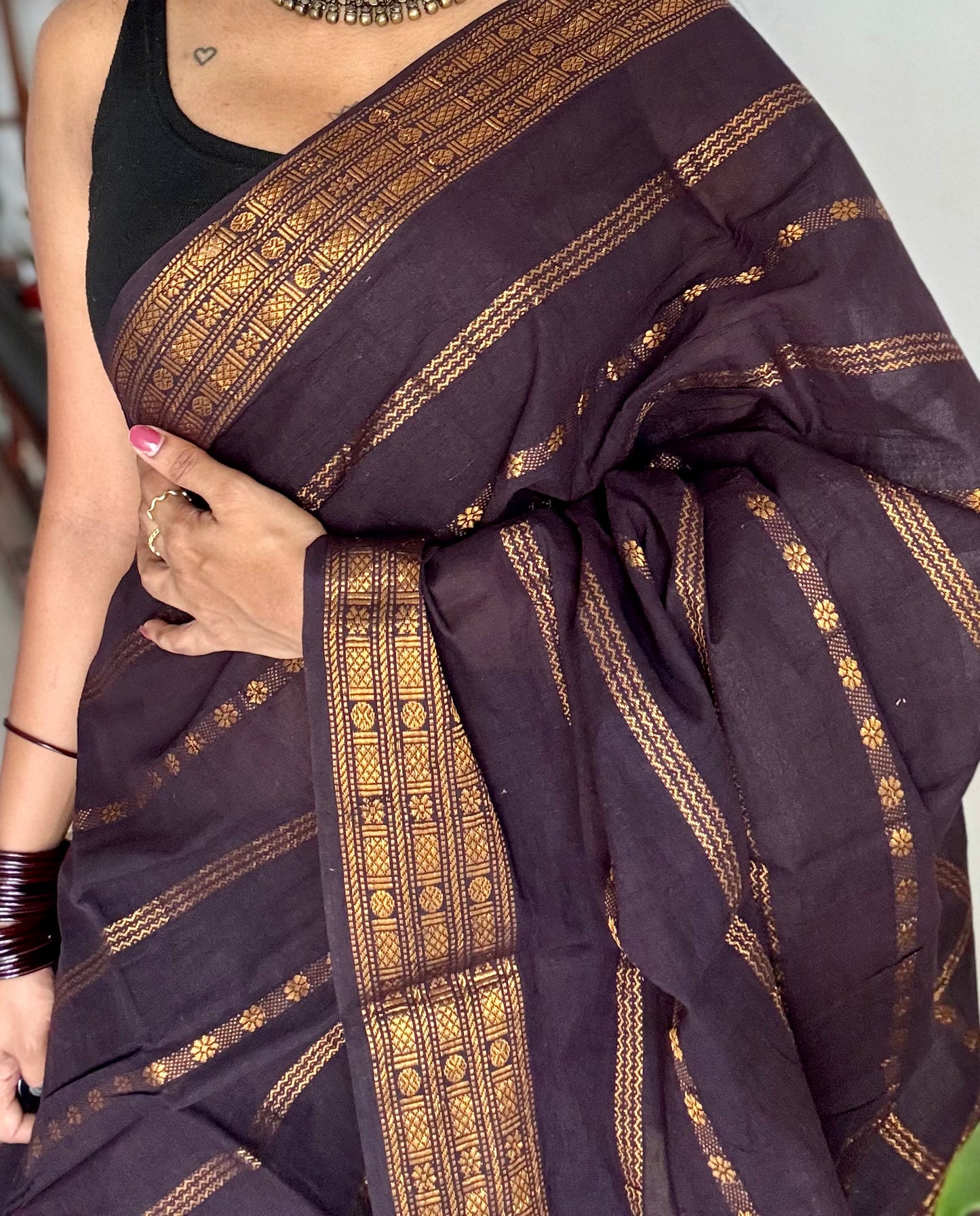 Purple brown floral patterned velthaari, kattuchayam dyed madurai cotton saree  - YCCOTNMSAP216