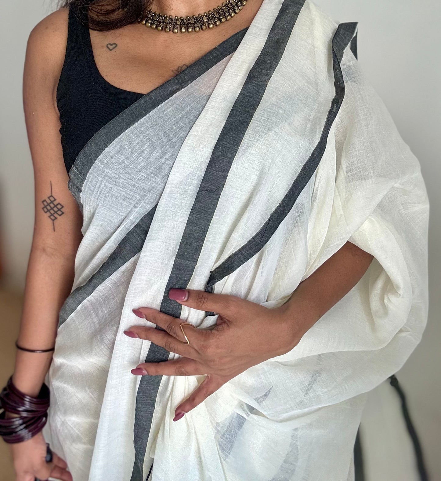 Ivory mul saree, black gap border - YCIEON157