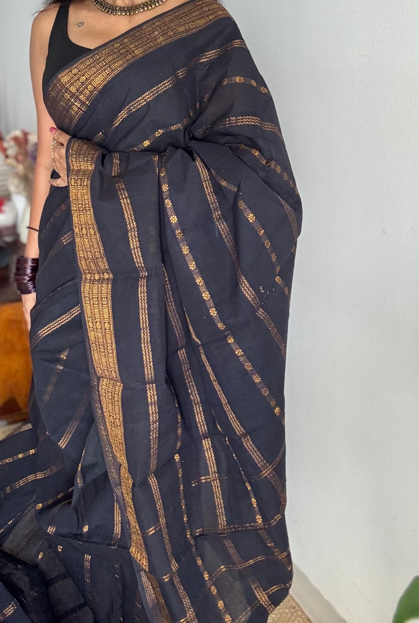 Black floral patterned velthaari, kattuchayam dyed madurai cotton saree  - YCCOTNMSAP215