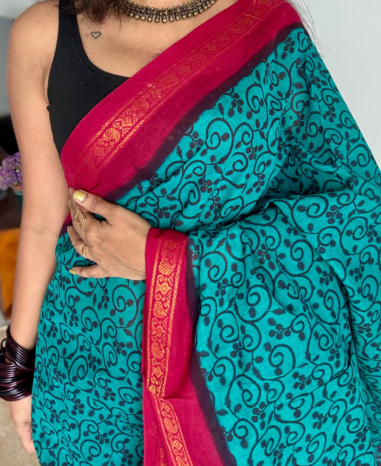 Madisar saree (9 yards) - Aqua green with red, motif printed, kattuchayam dyed madurai sungudi cotton saree - YCCOTNMSFE80