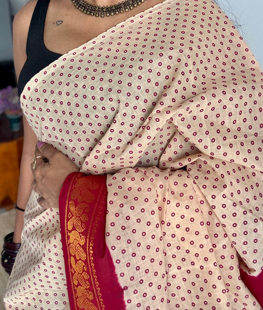 Cream with red, kattuchayam dyed madurai sungudi cotton saree - YCCOTNMSFE08