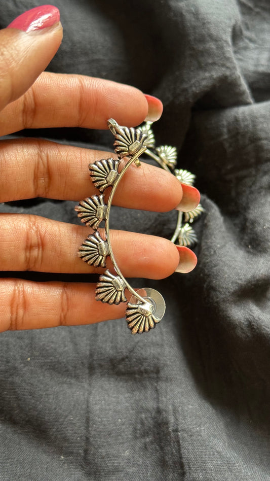Oxidised silver, triangle patterned earcuff - YCOSEC507