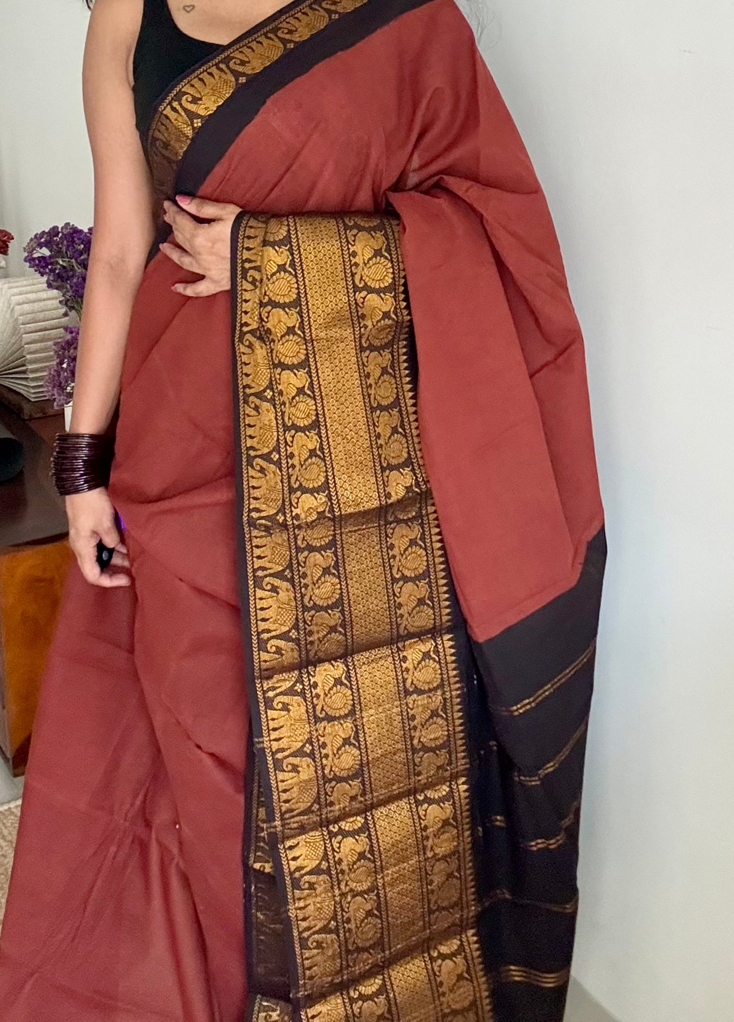 Brown long border sungudi with black contrast, kattuchayam dyed madurai cotton - YCCOTNMSAP129