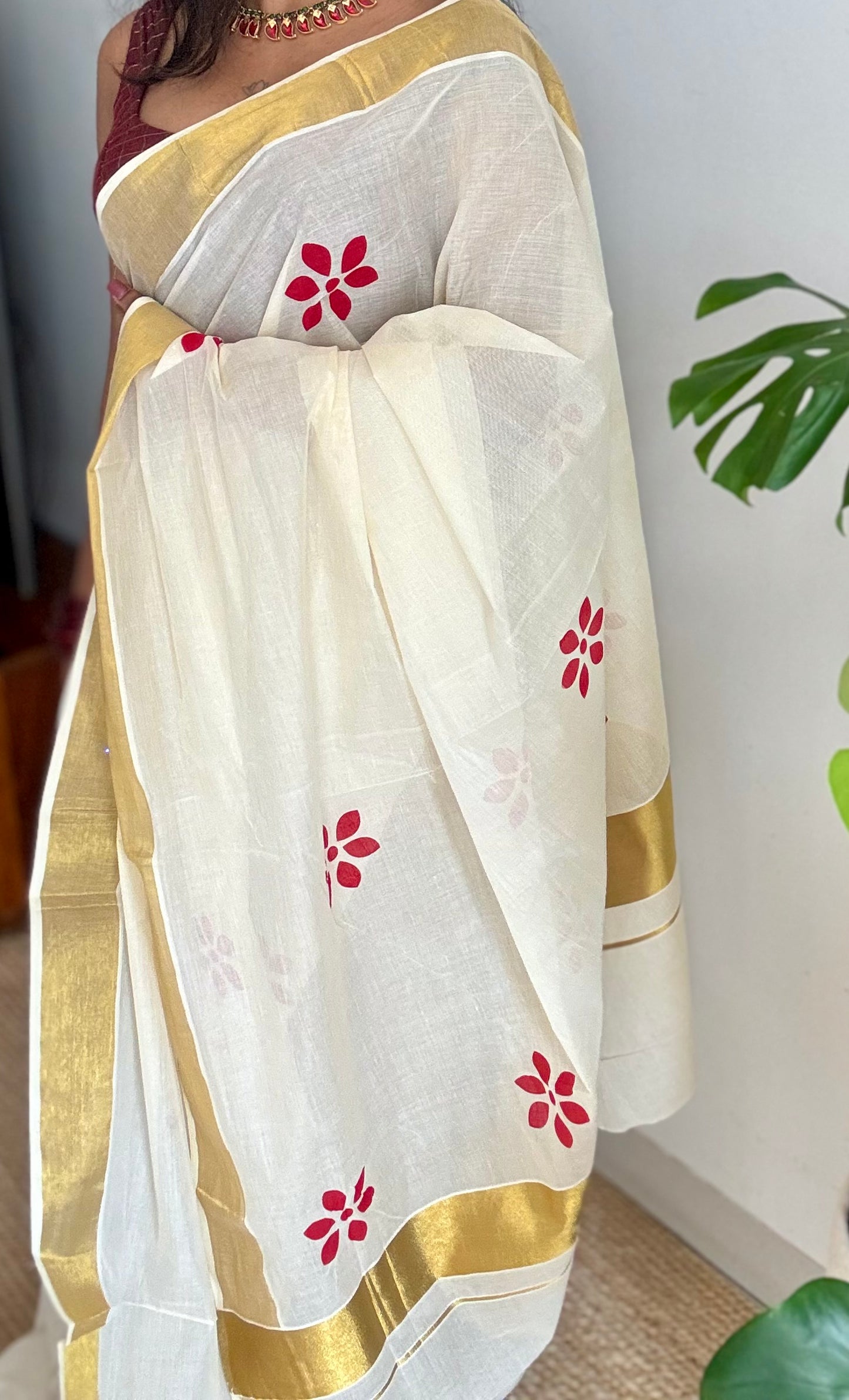 Ivory and gold soft cotton kasavu saree, red flowers - YCIEON80