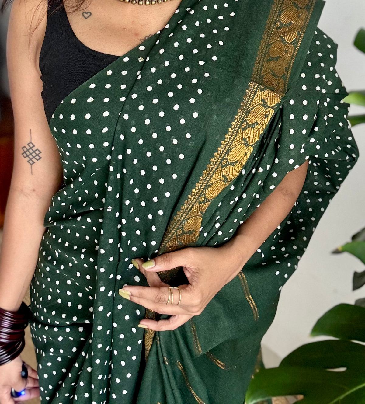 Dark green sungudi dotted, single-side border, kattuchayam dyed madurai cotton saree - YCCOTNMSSE04