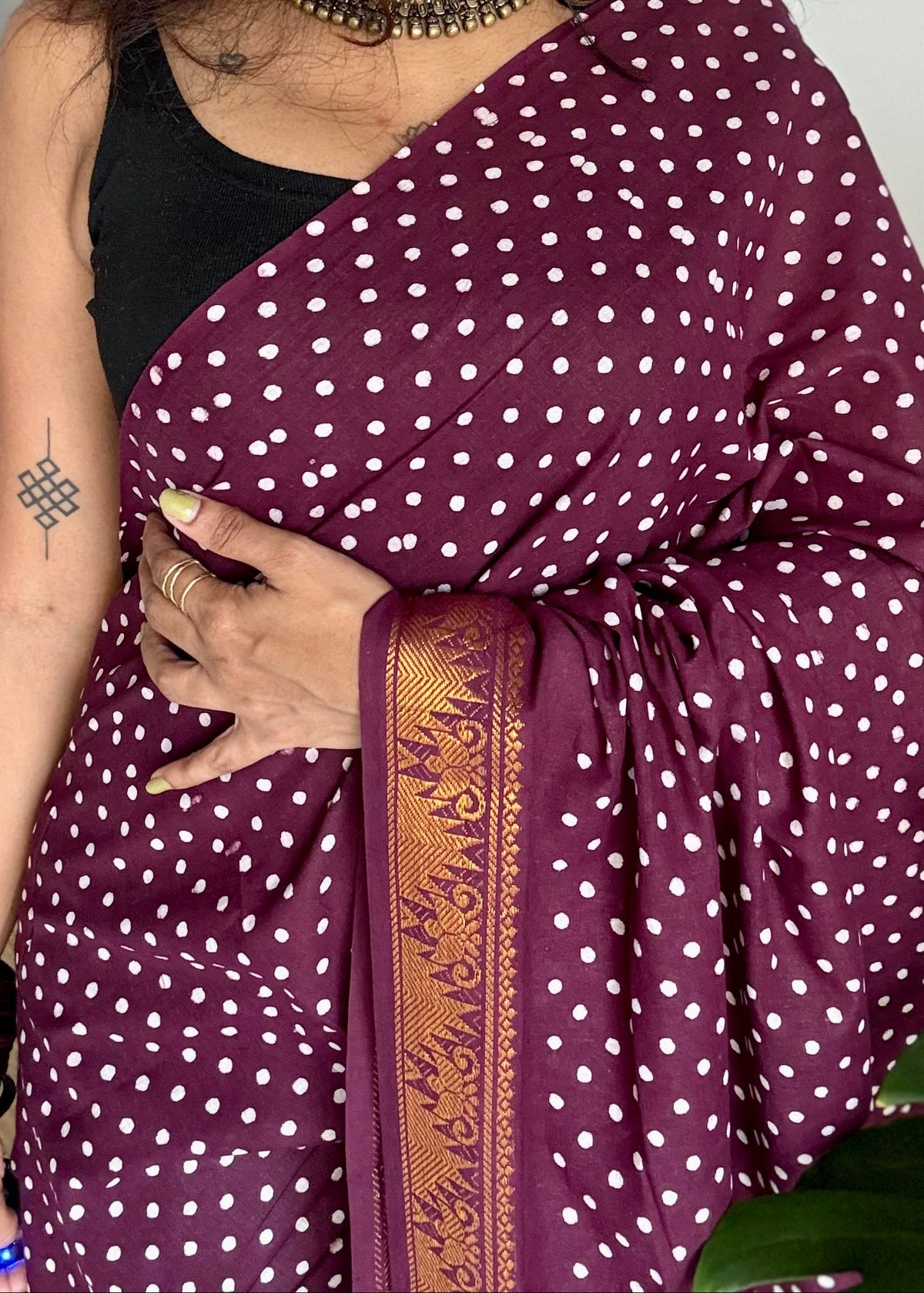 Grape wine sungudi dotted, single-side border, kattuchayam dyed madurai cotton saree - YCCOTNMSSE03