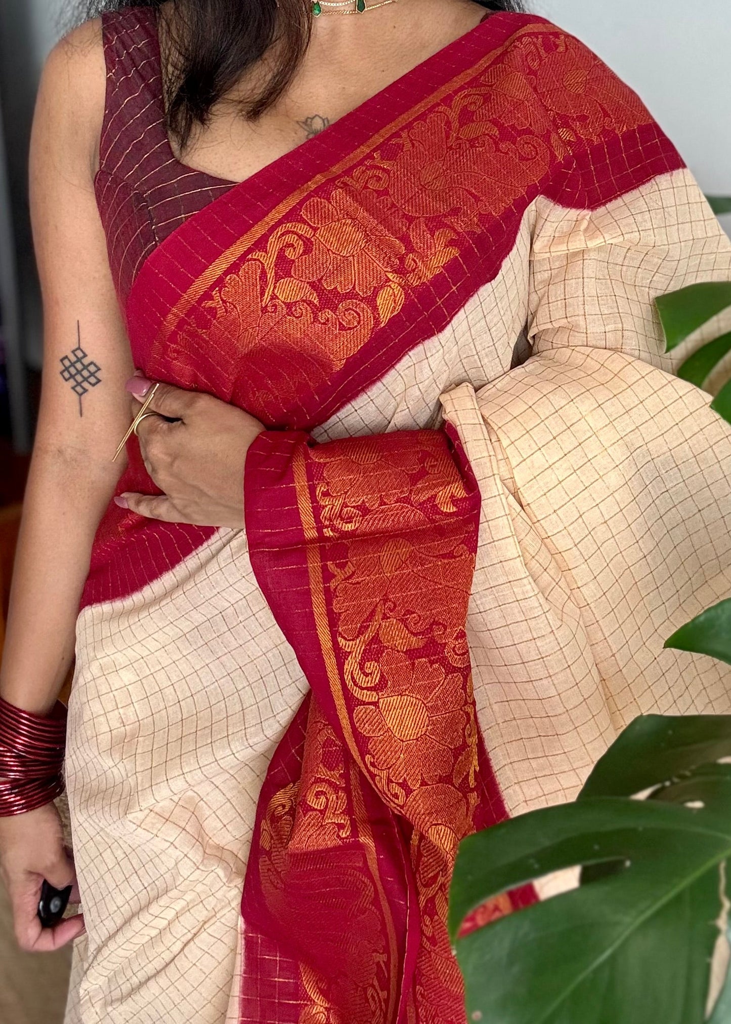 Ivory with red contrast zari checkered sungudi, kattuchayam dyed madurai cotton - YCIEON94