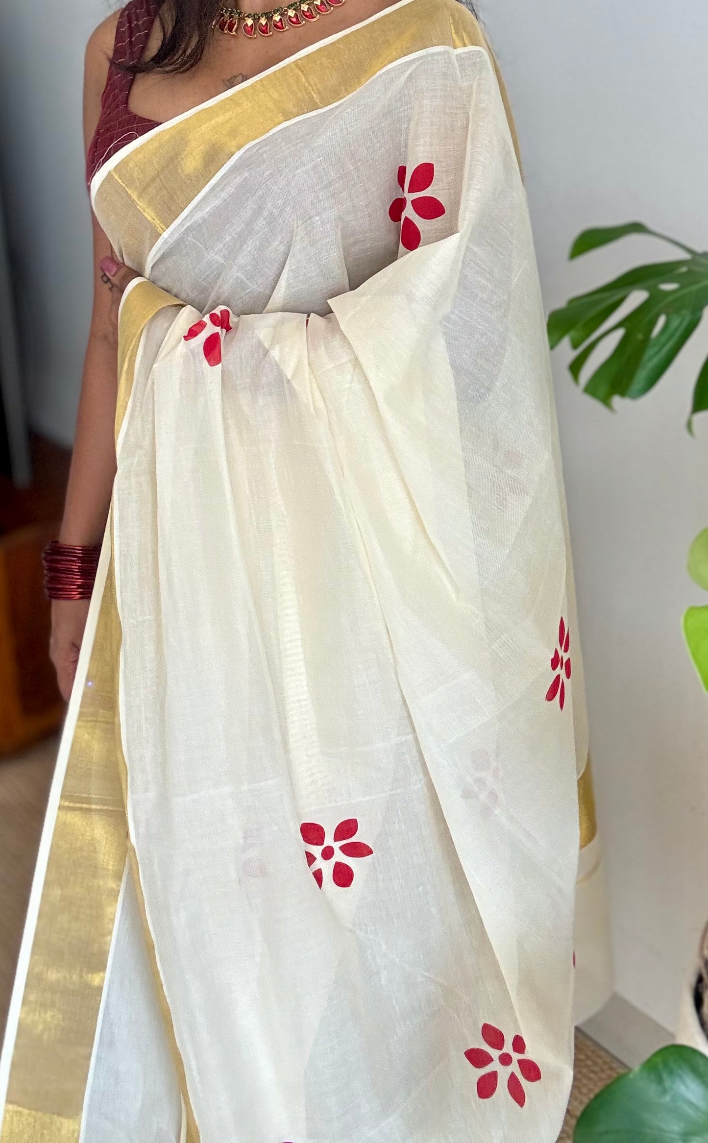 Ivory and gold soft cotton kasavu saree, red flowers - YCIEON80