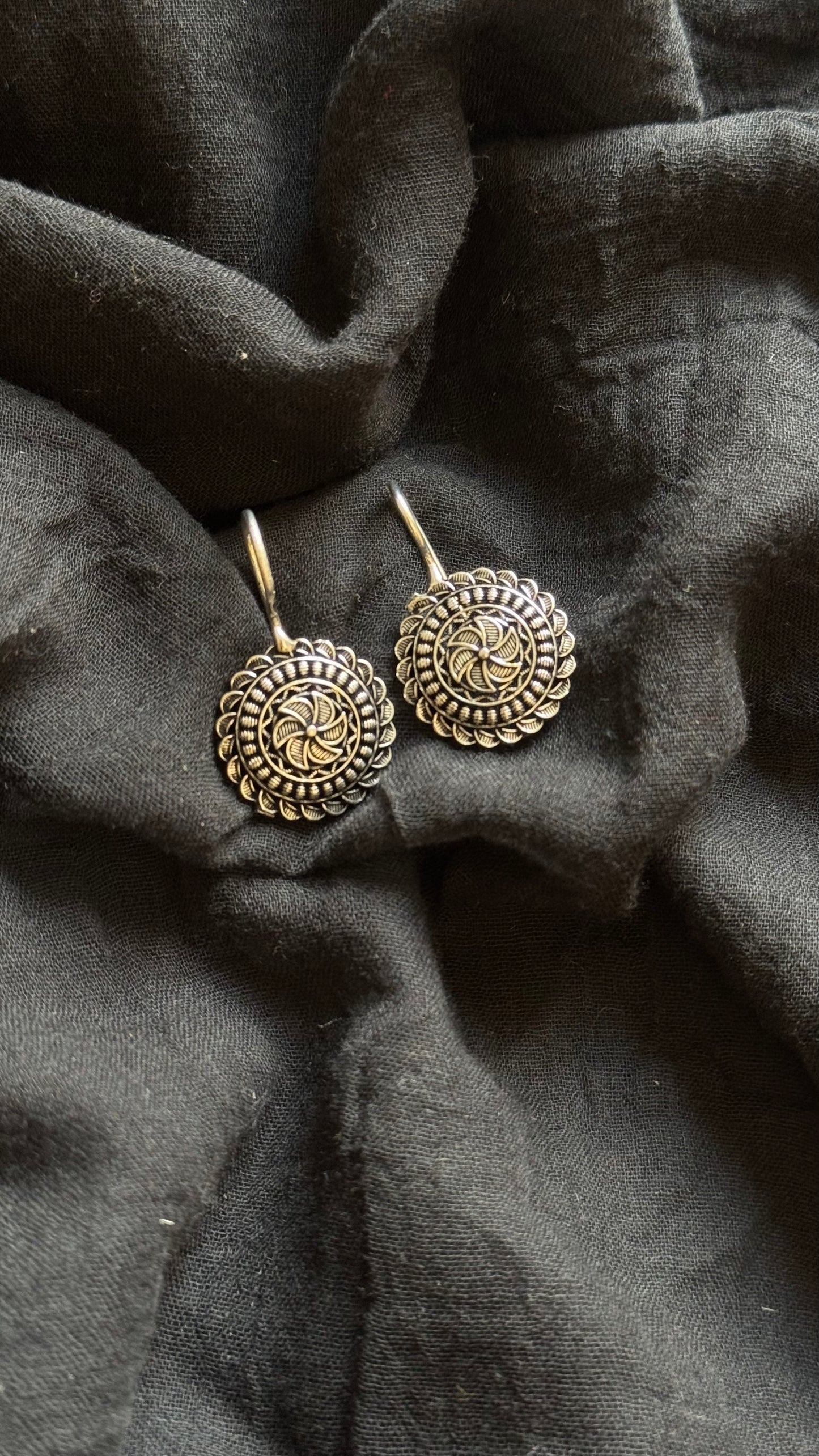 Bugadi clip-on (non pierced), oxidised silver - YCOSEBU539