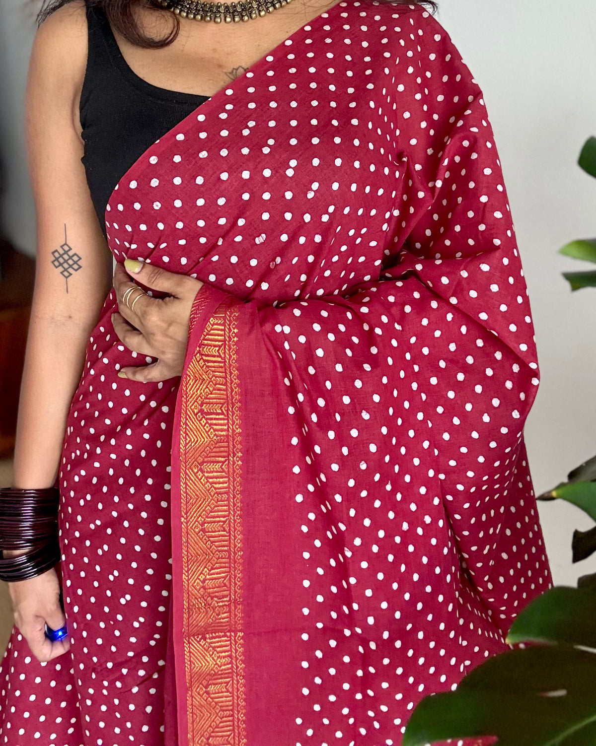 Red sungudi dotted, single-side border, kattuchayam dyed madurai cotton saree - YCCOTNMSSE05