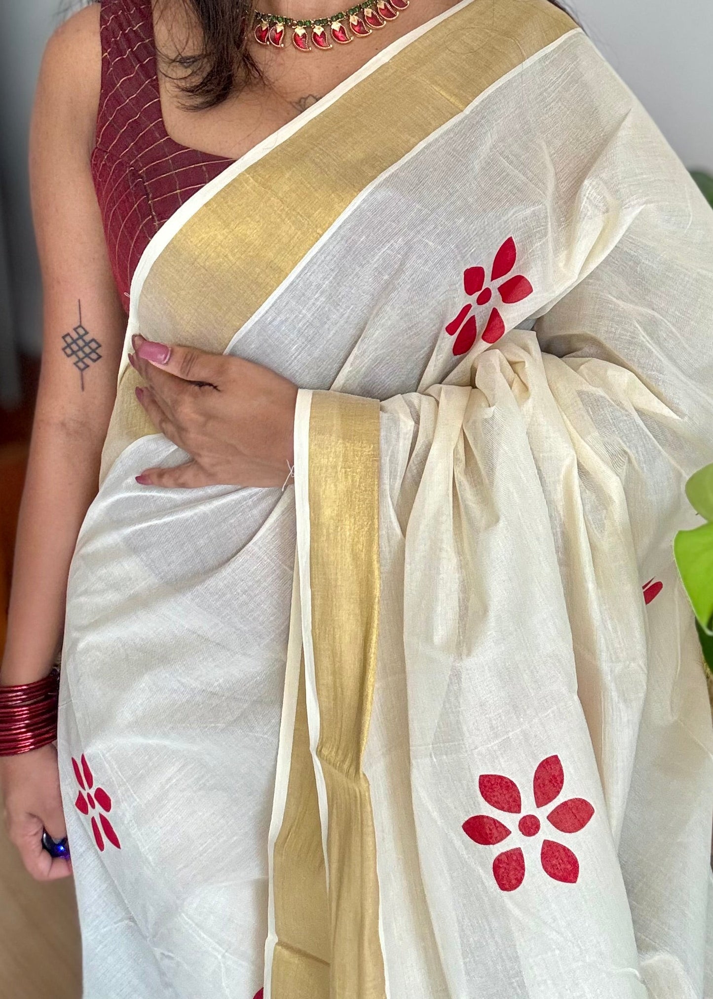 Ivory and gold soft cotton kasavu saree, red flowers - YCIEON80