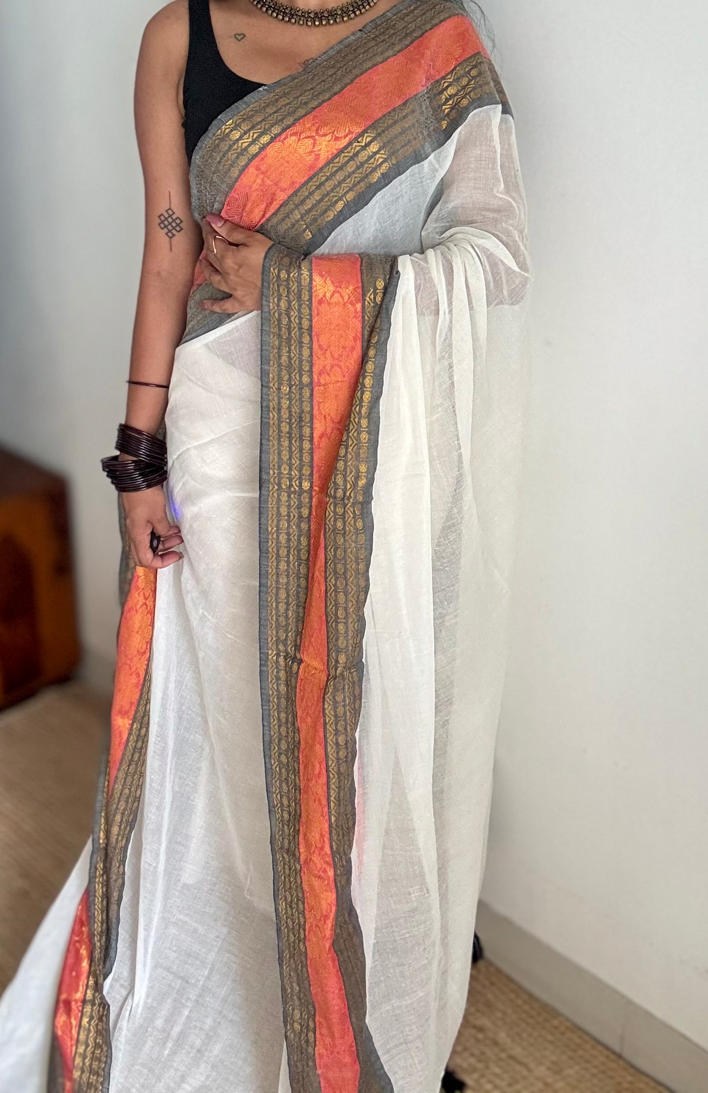 Ivory mul saree, dark grey and red kanchi border - YCIEON154