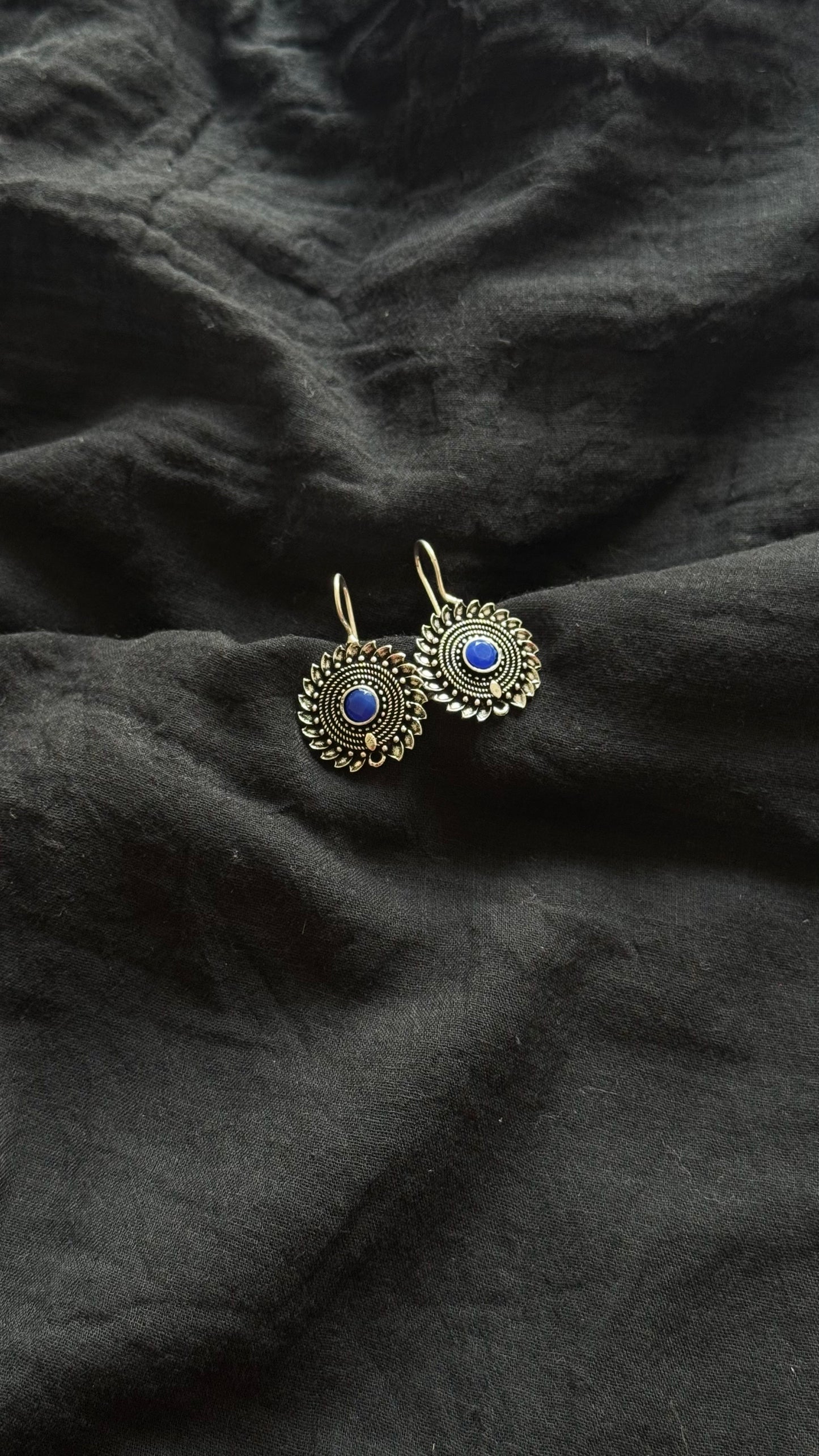 Bugadi clip-on (non pierced), blue stone, oxidised silver - YCOSBU717