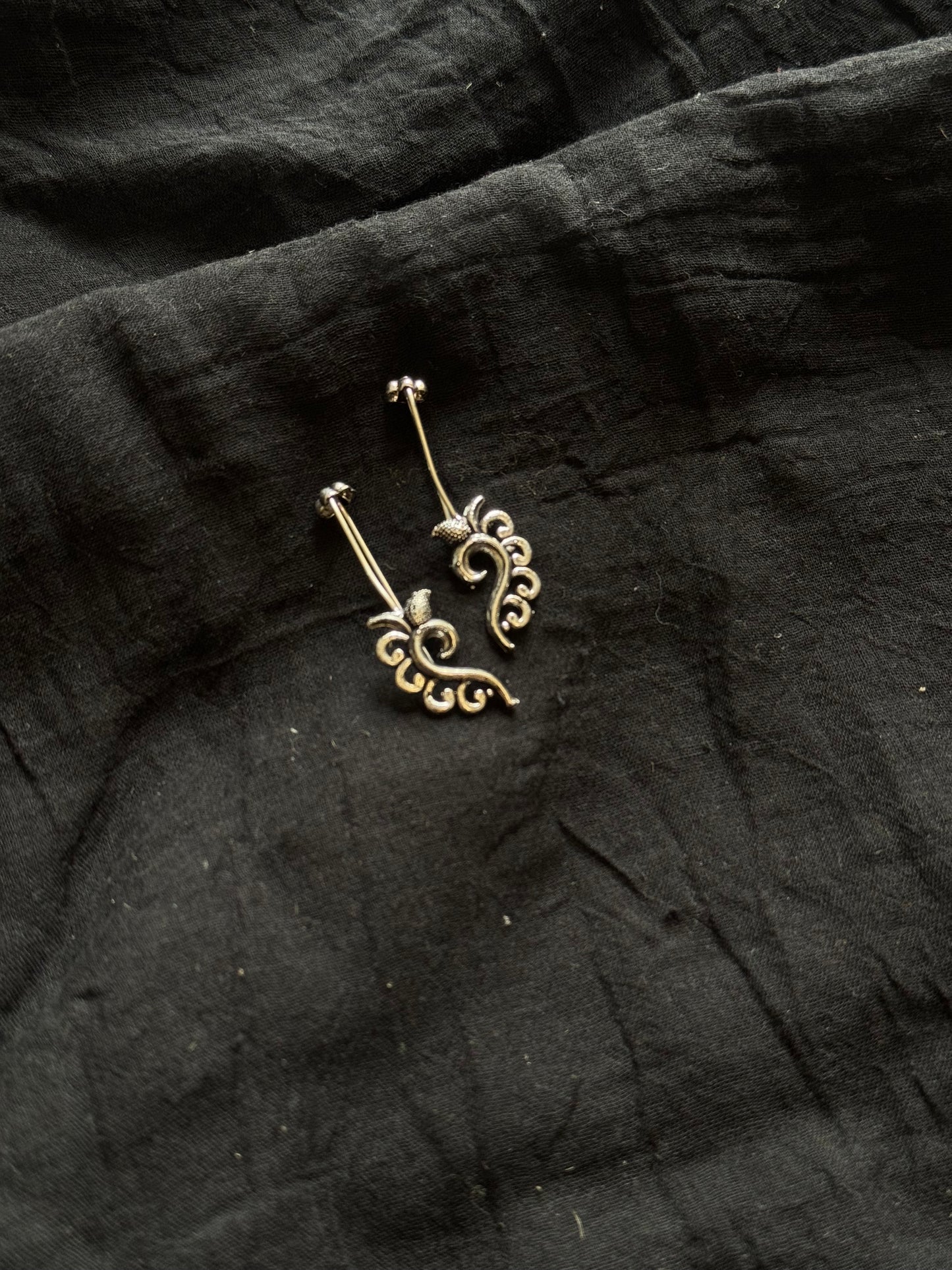 Bugadi clip-on (non pierced), paisley pattern, oxidised silver - YCOSEBU516