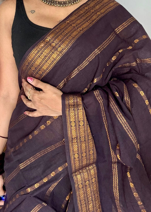 Purple brown floral patterned velthaari, kattuchayam dyed madurai cotton saree  - YCCOTNMSAP216