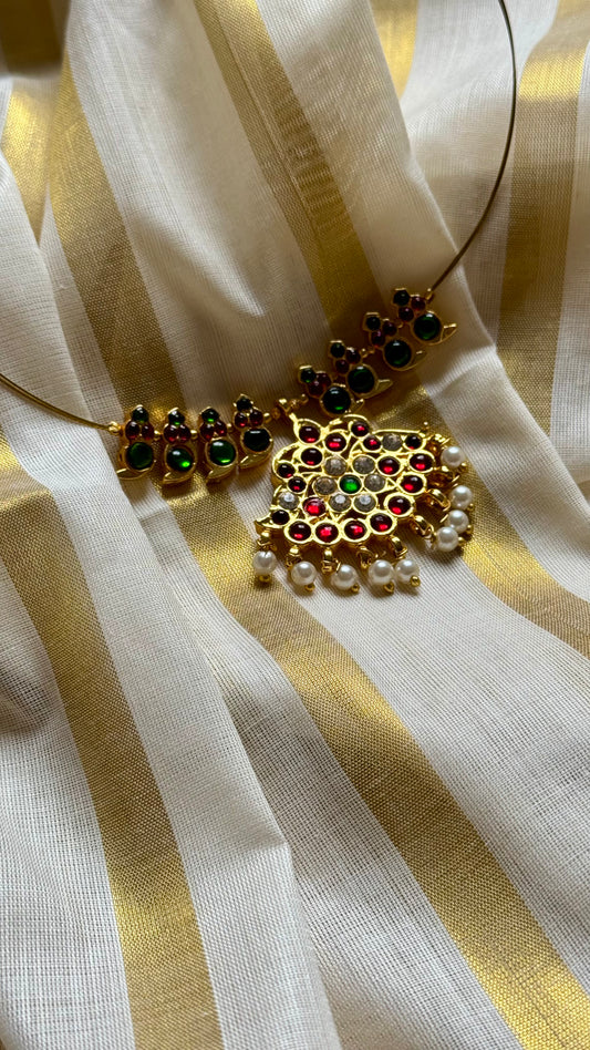 Red, green and white stone pendant necklace
