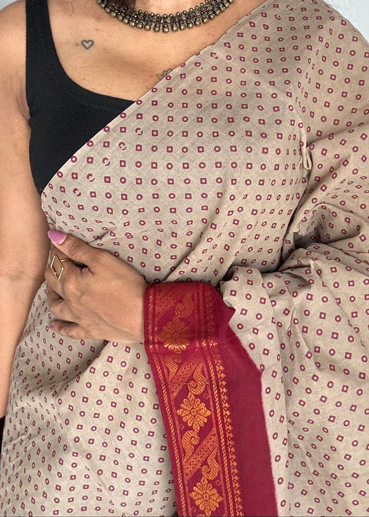 Warm grey with red, kattuchayam dyed madurai sungudi cotton saree - YCCOTNMSFE01