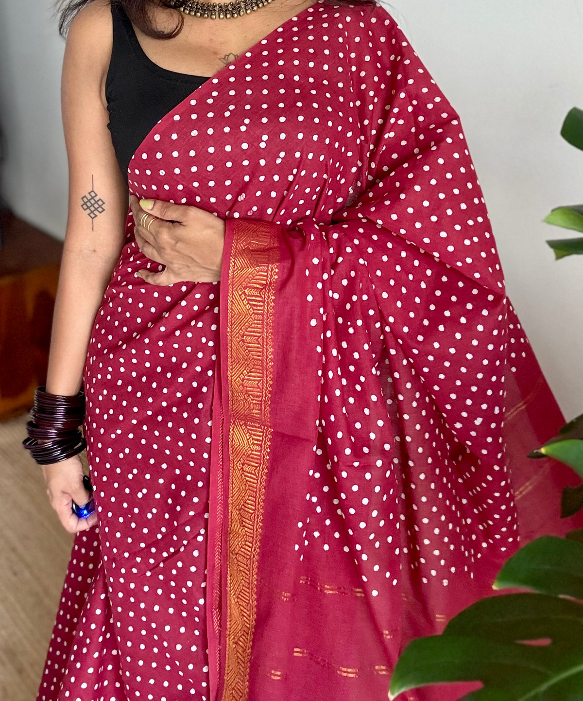 Red sungudi dotted, single-side border, kattuchayam dyed madurai cotton saree - YCCOTNMSSE05