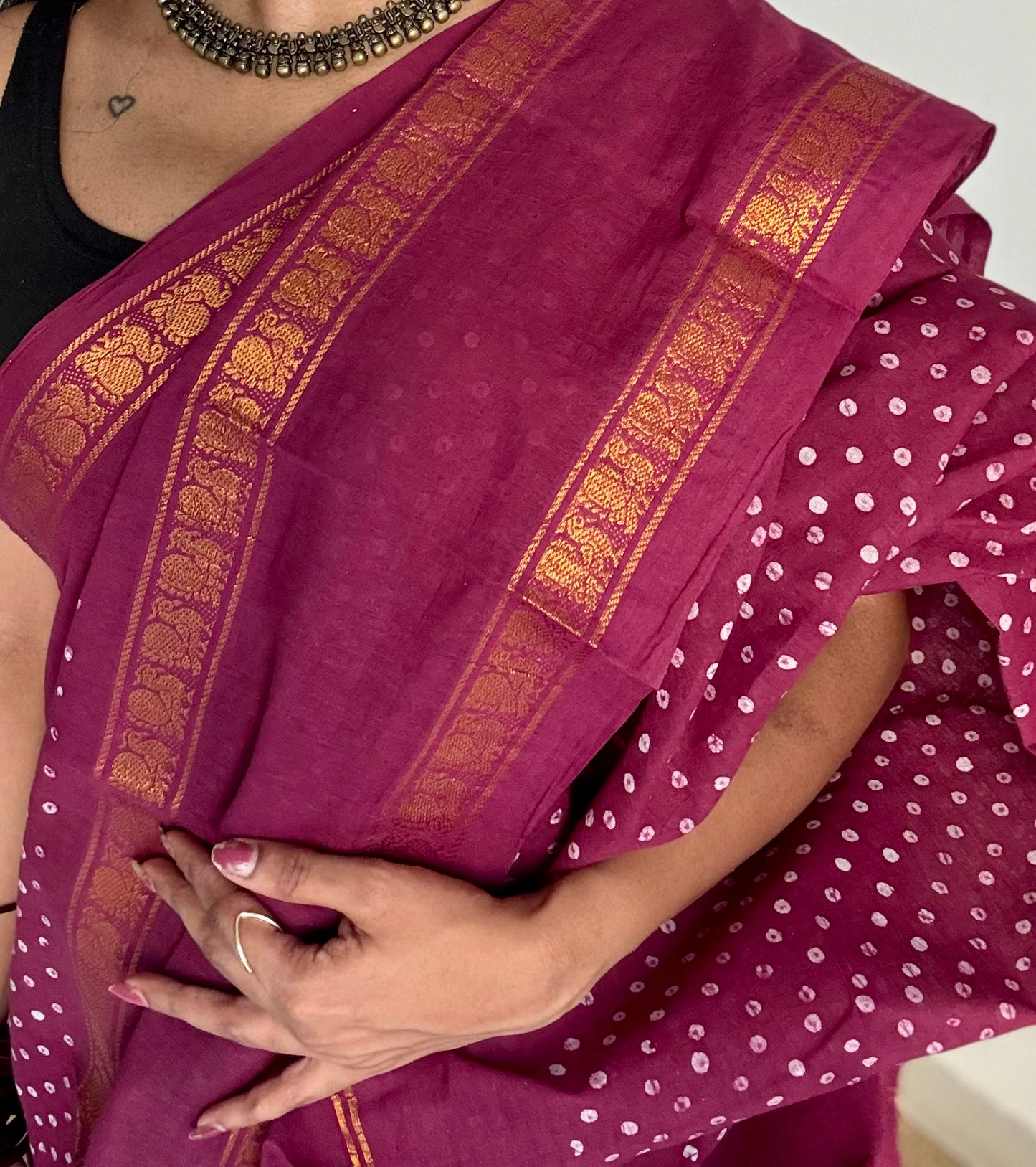 Raspberry maroon wax dot printed sungudi, kattuchayam dyed madurai cotton saree  - YCCOTNMA260