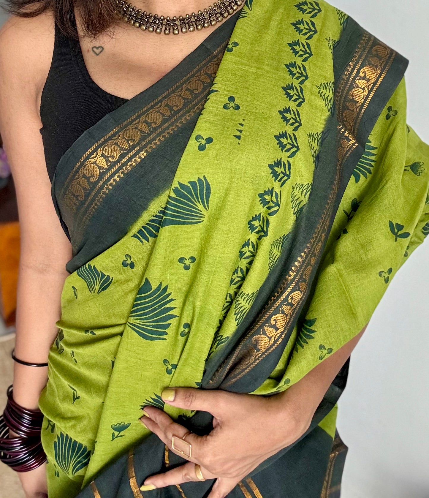Light green with dark green, motif printed, kattuchayam dyed madurai sungudi cotton saree - YCCOTNMSFE75